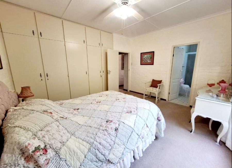 4 Bedroom Property for Sale in Boggomsbaai Western Cape